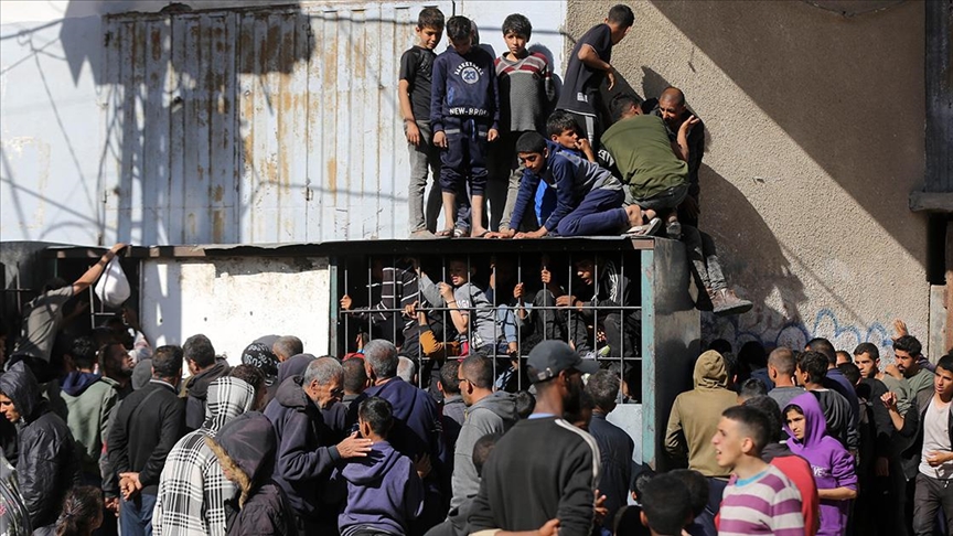 التجويع الإسرائيلي لغزة.. رحلة عذاب للظفر برغيف خبز (تقرير)