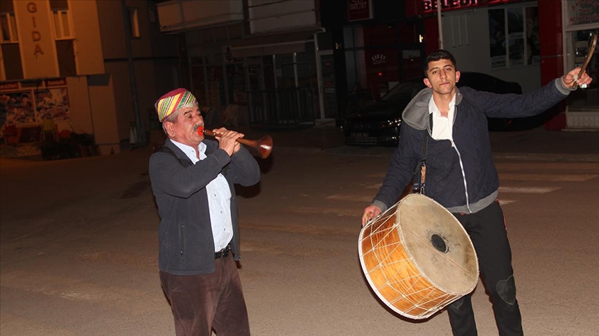 Çorum'da baba oğul davul zurnayla vatandaşları sahura kaldırıyor