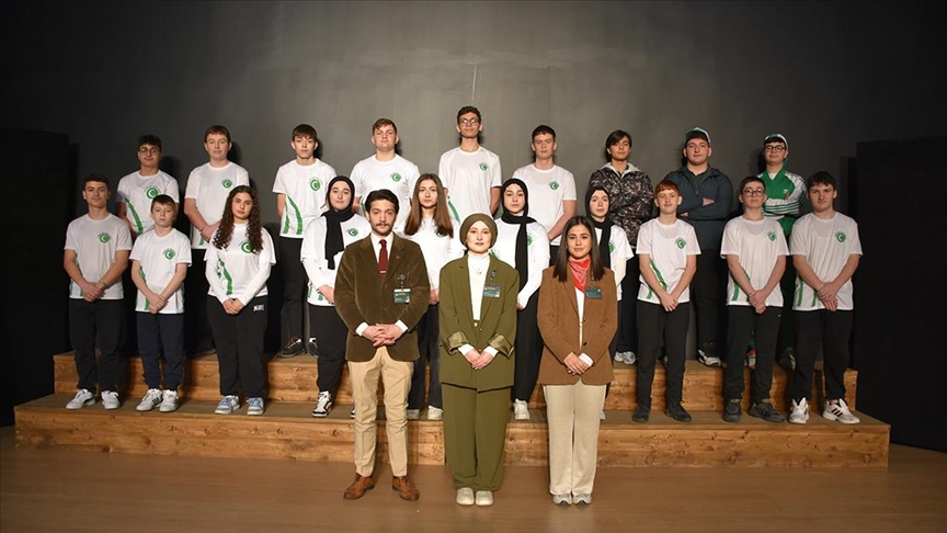 Öğrencilerin bağımlılıkla mücadele için yazdığı şiirlerden öğretmenleri şarkı besteledi