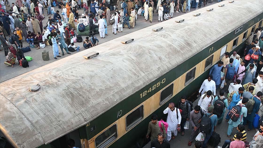 Pakistan'ın Belucistan eyaletinde yaklaşık 500 kişinin bulunduğu trene silahlı saldırı düzenlendi