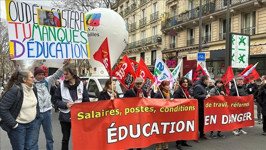 France : les enseignants manifestent contre les coupes budgétaires dans l'éducation