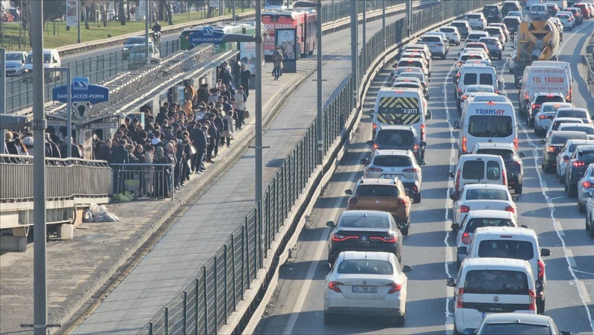 İstanbul'da akşam saatlerinde trafik yoğunluğu yüzde 80'e ulaştı