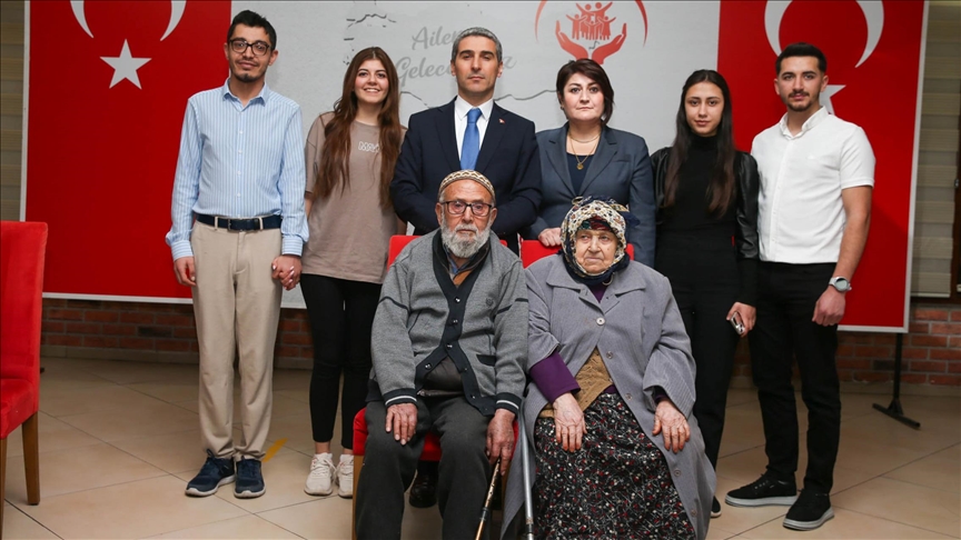 Uşak'ın en uzun süredir evli çiftleri ile yeni evlenen ve evlenecek çiftler iftarda buluştu