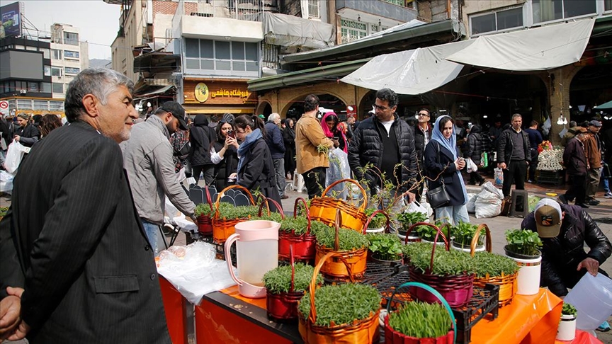طهران تستقبل "نوروز".. أسواق نابضة بالحياة وشوارع تزدان بالزينة