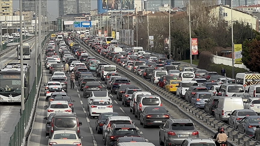 İstanbul'da akşam saatlerinde trafik yoğunluğu yaşanıyor