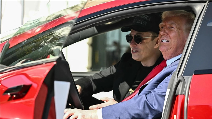Трамп приобрел электромобиль Tesla в знак поддержки Илону Маска