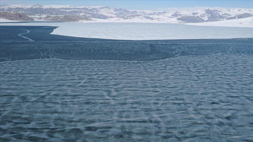 Ağrı'da Yazıcı Barajı'nın buzla kaplı yüzeyi çözülüyor