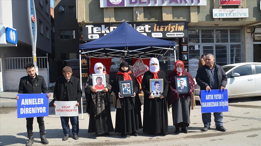 Muşlu aileler, DEM Parti önündeki eylemlerini sürdürdü
