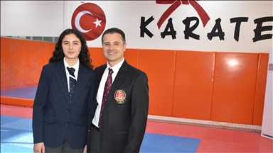 Siyah kuşak sahibi doktor baba ile tıp öğrencisi kızı, karate hakemliği yapıyor