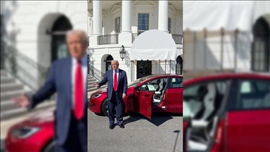 Trump wekî nîşaneya piştgiriya xwe ya ji bo Elon Musk, Teslayek kirî