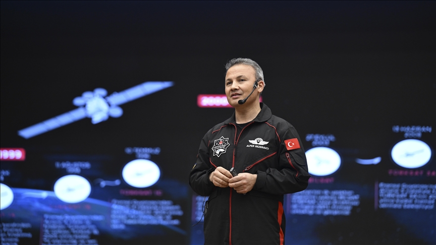 Türkiye'nin ilk astronotu Gezeravcı, İstanbul'da öğrencilerle buluştu