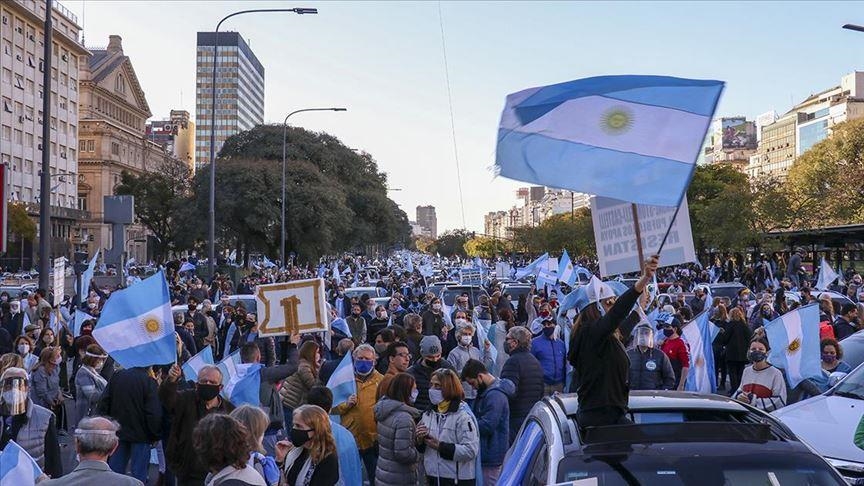 Protesta antiqeveritare në Argjentinë, plagosen 20 persona dhe arrestohen mbi 100 të tjerë