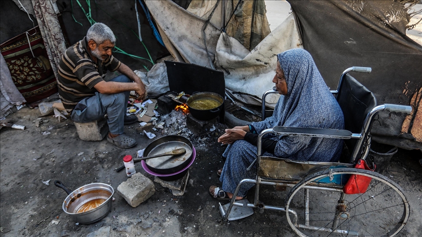 Palestinezët në Gaza gatuajnë ushqim në zjarr nga druri për shkak të krizës së karburantit dhe gazit