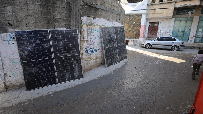 Palestinezët në Gaza riparojnë panelet diellore për shkak të ndërprerjes së energjisë elektrike nga Izraeli