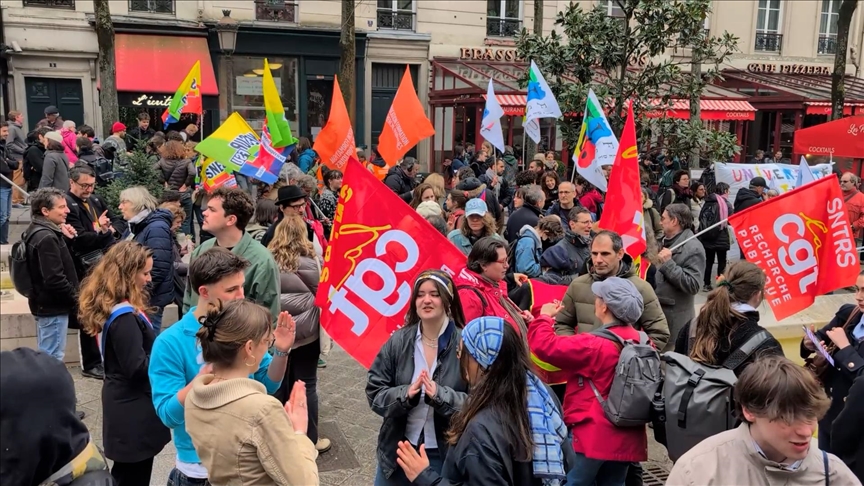 France : les étudiants manifestent à Paris contre les coupes budgétaires dans l’enseignement supérieur