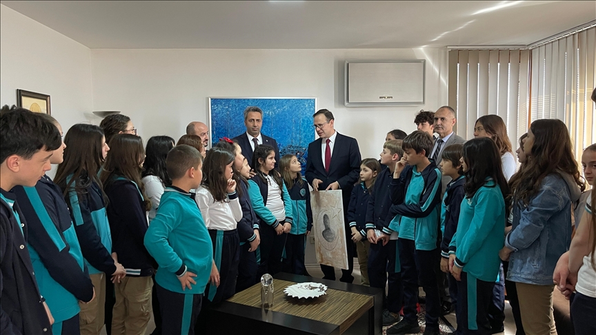 Nxënësit e shkollave Maarif në Kosovë i dërgojnë letër presidentit Erdogan