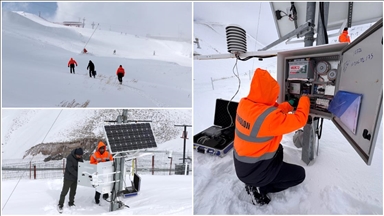 Meteoroloji ekipleri veri istasyonlarına ulaşmak için kar ve soğukta dağları, tepeleri aşıyor