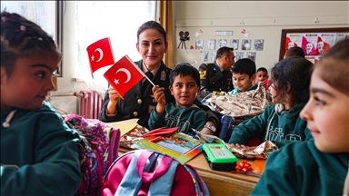 Iğdır'da okuma ve yazma öğrenen minikler ilk mektuplarını Mehmetçiğe yazdı