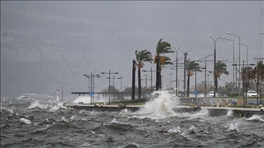 İzmir'de şiddetli rüzgar nedeniyle vapur seferleri iptal edildi