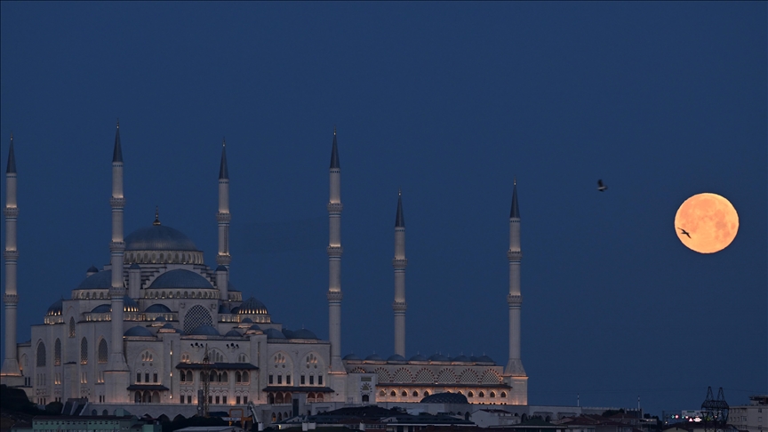 Hëna e plotë paraqet pamje mahnitëse mbi objektet simbol në Istanbul