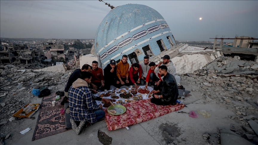 Të rinjtë palestinezë bëjnë iftar mbi rrënojat e xhamisë "Salim Abu Muslim"