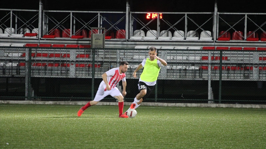 TFF temsilcisi genel cerrah, hastanedeki iş stresini sahalarda atıyor