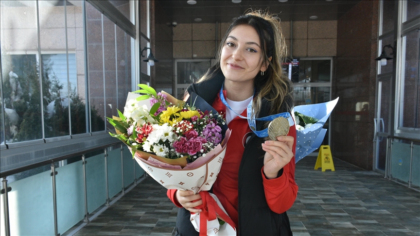 Avrupa ikincisi milli atıcı Damla Köse, Erzurum'da çiçekle karşılandı