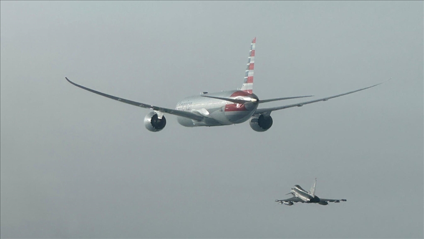 Avioni i American Airlines merr flakë pas uljes në aeroportin e Denverit