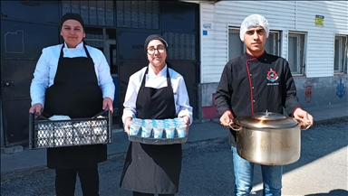 Bitlis'te lise öğrencileri, taşımalı eğitim verilen okullardaki öğrencilerin yemeğini hazırlıyor