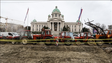 Dhjetëra traktorë parkohen rreth Parkut të Pionierëve në Beograd