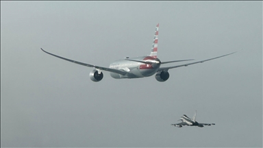 Avioni i American Airlines merr flakë pas uljes në aeroportin e Denverit