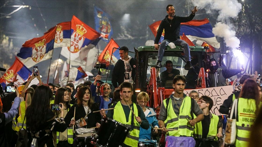 Sırbistan’da bugünkü gösteri öncesinde binlerce öğrenci başkent Belgrad’a geldi