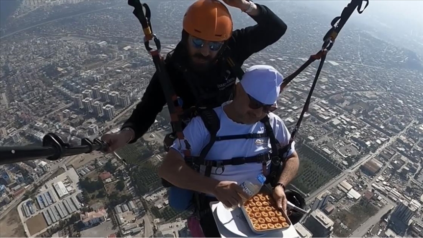 Amanos Dağları'ndan paraşütle atlayıp gökyüzünde baklava yaptılar