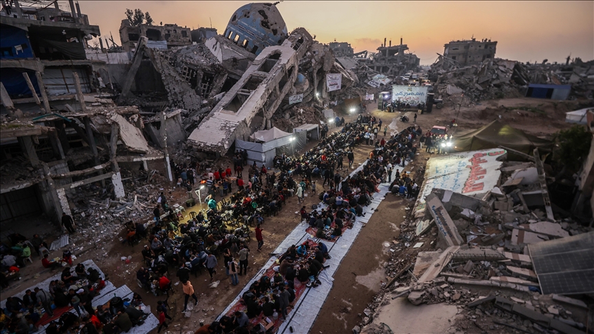 Gazze’de yıkıntılar arasında toplu iftar