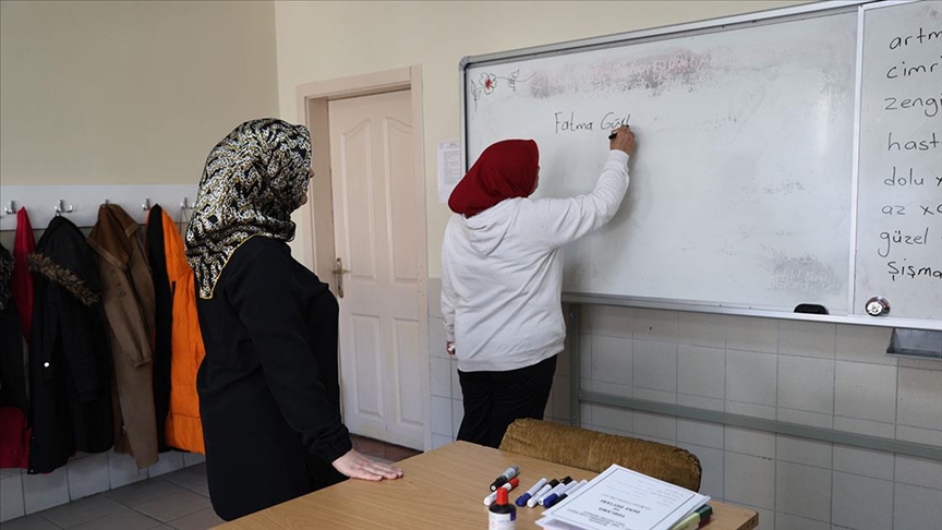 Nevşehir'de çocuğuna derslerinde yardımcı olamayan anne 46'sında okuma yazma öğrendi