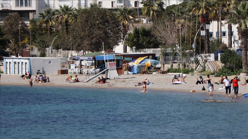 Muğla'da sıcak hava nedeniyle sahillerde yoğunluk yaşanıyor