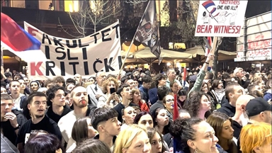 Studentë nga e gjithë Serbia mbërrijnë në Beograd në këmbë dhe me biçikletë për protestën masive