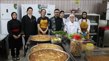 İftar ve sahur sofraları lise öğrencilerinin yaptığı yemeklerle lezzetleniyor