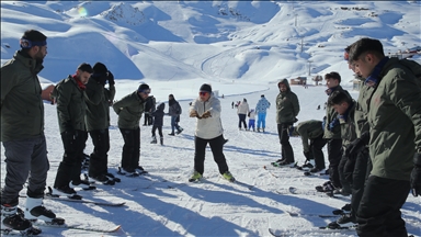 Kadın antrenör, Hakkari'de geleceğin kayakçılarını yetiştiriyor