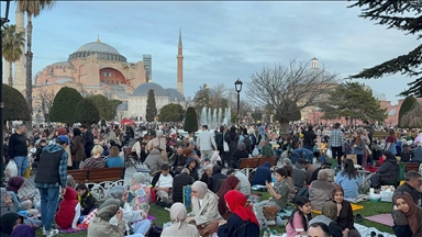 Güzel havayı fırsat bilen İstanbullular yeşil alanlarda iftar yaptı