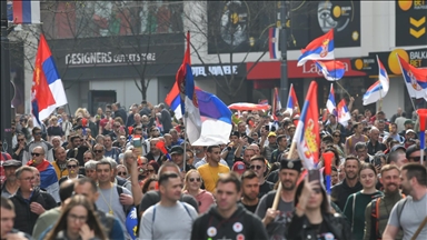 Protestuesit nisin të mblidhen në rrugët e Beogradit, një numër i madh i tyre para parlamentit