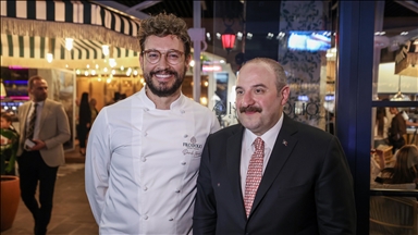 Mustafa Varank ile İtalyan şef Danilo, koruma altındaki çocuklarla iftarda buluştu