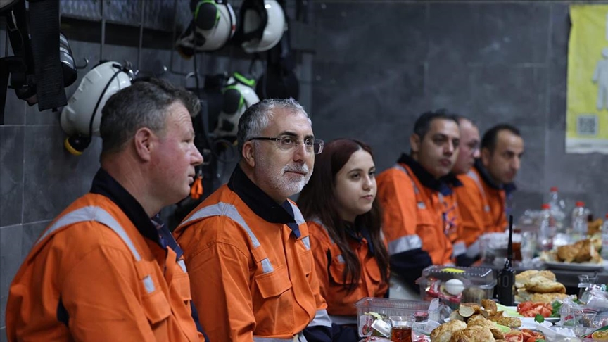 Bakan Işıkhan, İzmir'de maden işçileriyle sahurda bir araya geldi