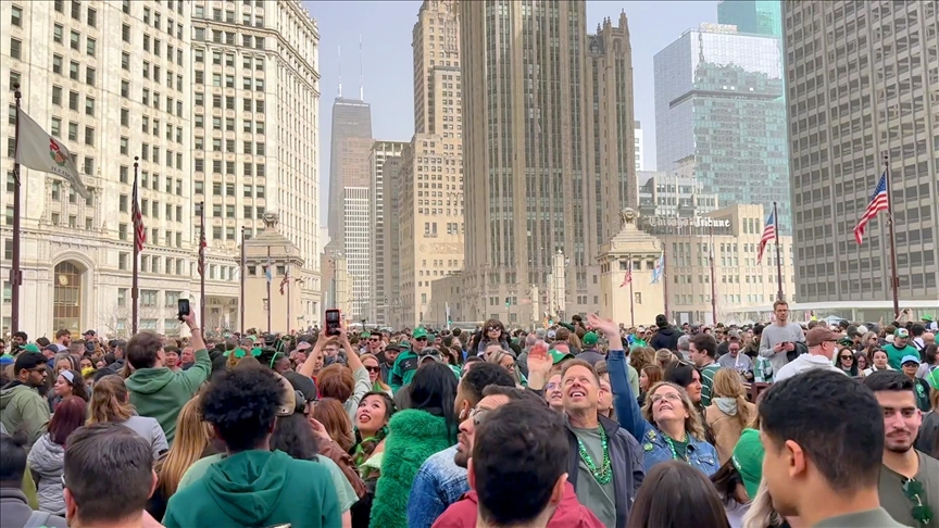 Chicago perpétue la tradition : la rivière teintée en vert pour la Saint-Patrick