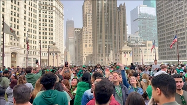 Chicago perpétue la tradition : la rivière teintée en vert pour la Saint-Patrick