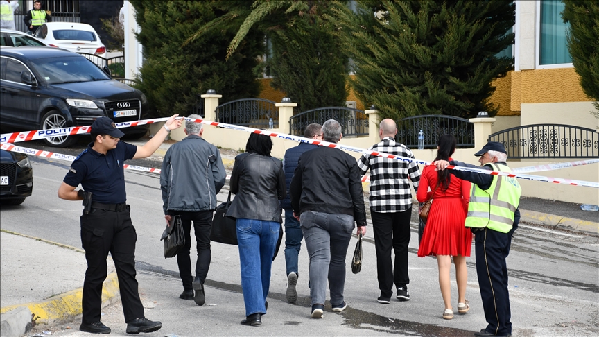 Protestë në Koçan pas zjarrit vdekjeprurës, protestuesit demolojnë kafenenë e pronarit të diskotekës