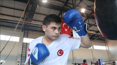 Öz güven sorunları nedeniyle başladığı boksta hedefine olimpiyatları koydu