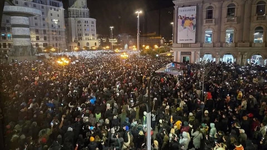 Mijëra njerëz shprehin revoltë dhe solidaritet në Shkup pas tragjedisë në Koçan