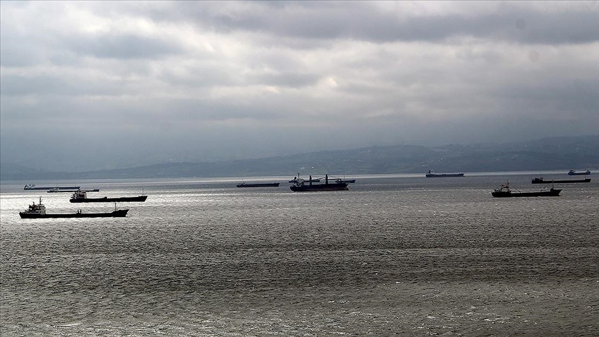 Fırtına uyarısı üzerine yük gemileri Sinop doğal limanına demirledi