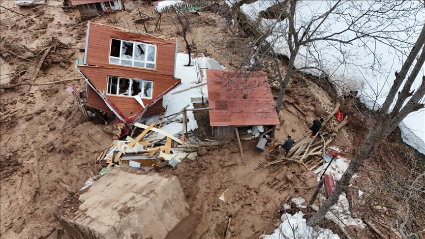 Artvin'de heyelanda 1 ev yıkıldı, 2 ev ağır hasar gördü